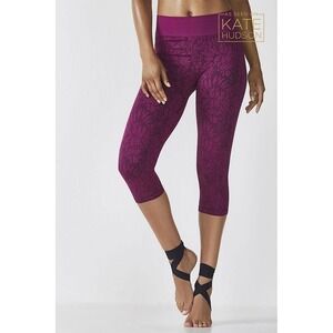 Fabletics Seamless Printed Capri Leggings Small Pink Floral Athleisure Yoga